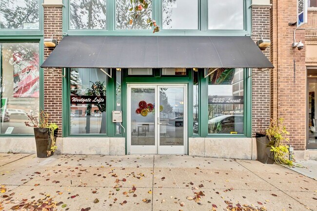 Foto del edificio - Beautiful 2-bedroom loft with garage parking, and community room with swimming pool!