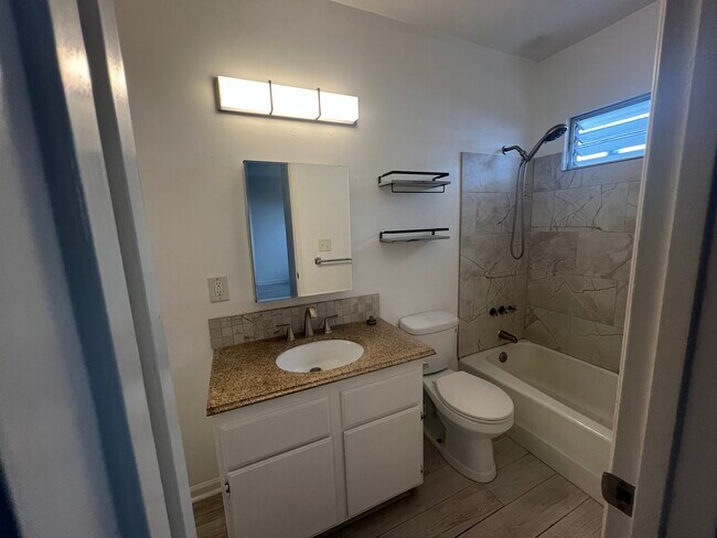 Foto del edificio - 253 W Canada