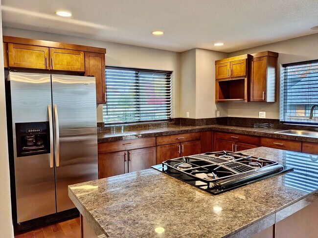 Building Photo - Two Level Townhome in a Excellent location...