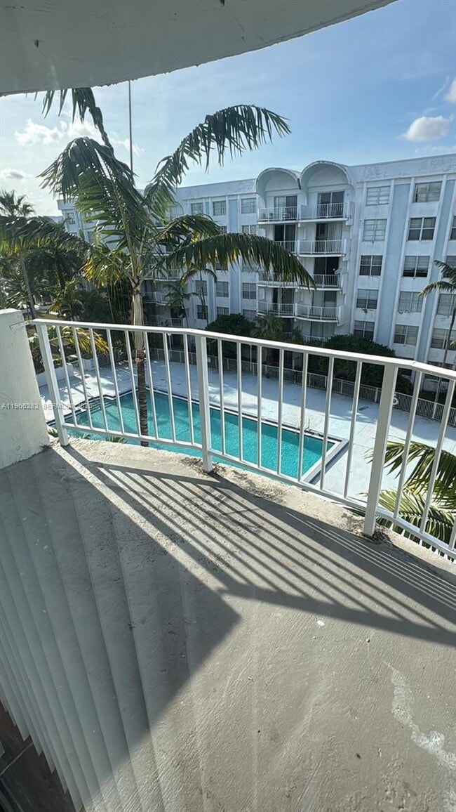 Foto del edificio - 492 NW 165th St