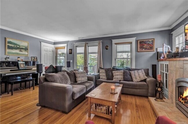 Living room - 558 Linden Ave