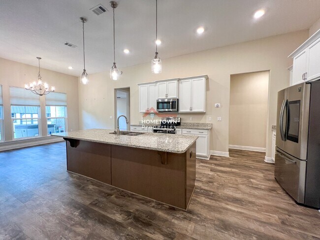 Foto del edificio - Charming Custom-Built Home with Bonus Room...