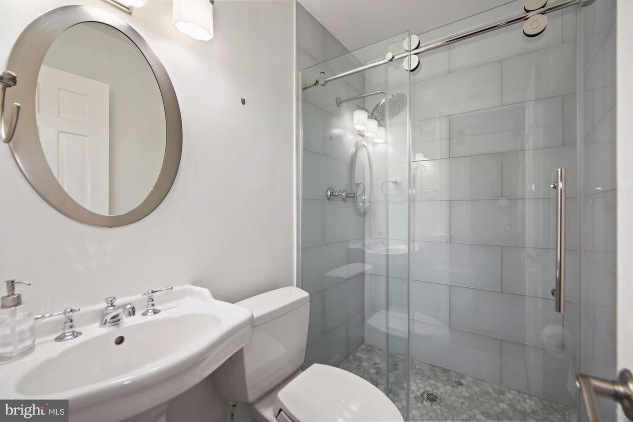 Foto principal - 4433 MacArthur Blvd NW