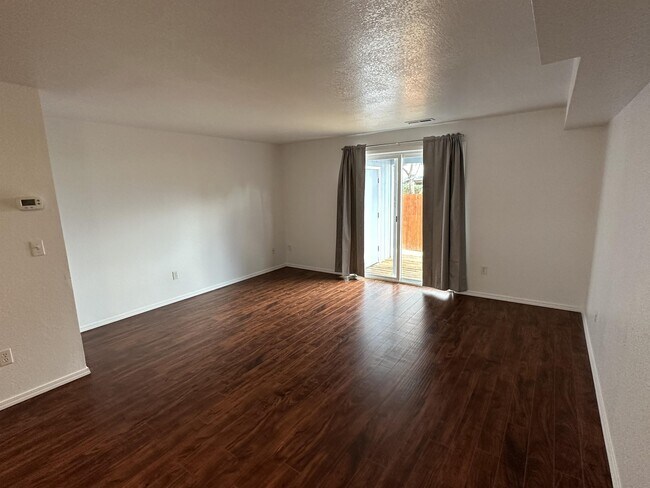 Foto del edificio - 826 Bennett Ave