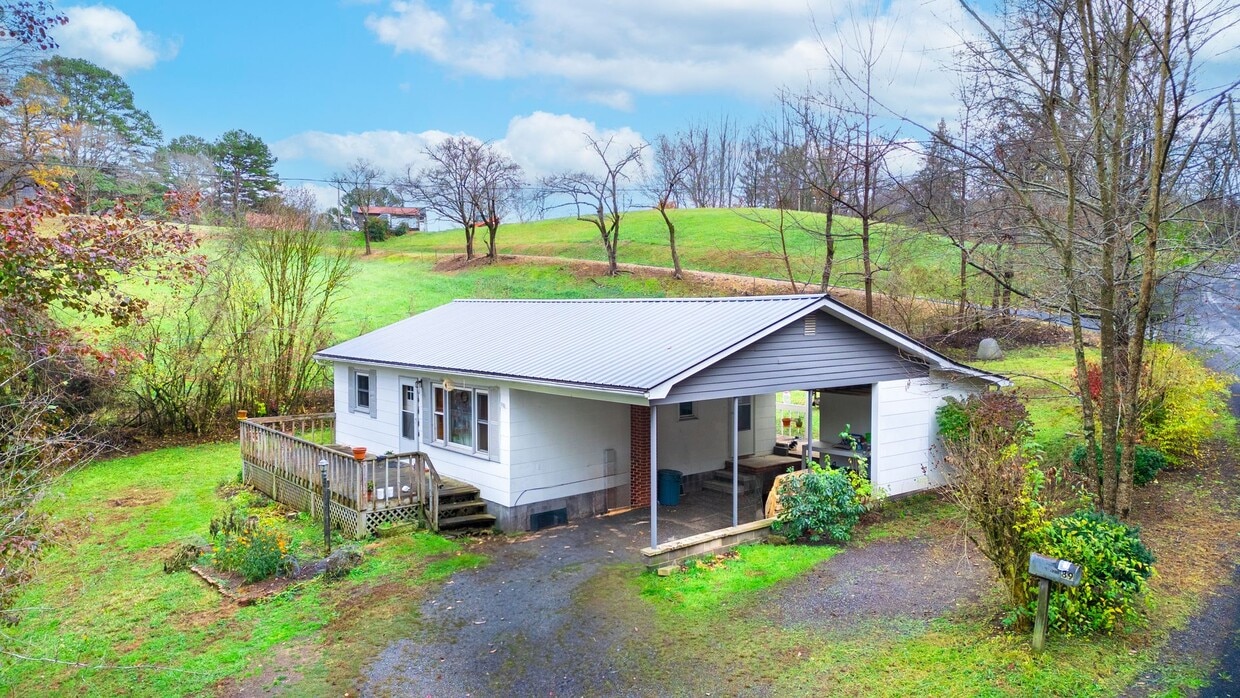 Primary Photo - Great 2 Bedroom House in Dillsboro near th...