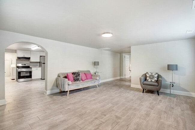 Building Photo - 105 Pineland Cir