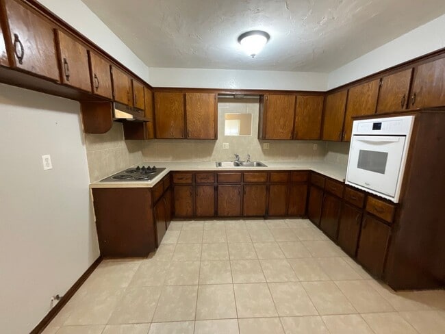 Building Photo - 3 Bed, 1 1/2 Bath, 1 Car Garage