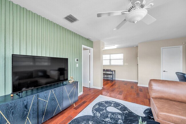 Foto del edificio - 5637 Central Ave