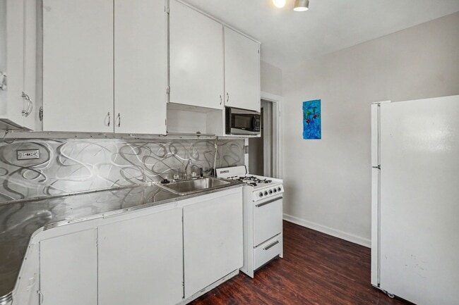 Building Photo - Unique Two-Story Apartment in the Heart of Denver's Desirable Congress Park Neighborhood