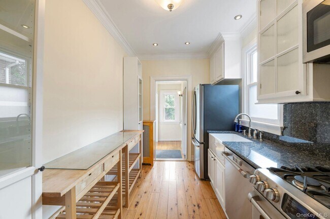 Foto del edificio - 216 Lakeview Pl