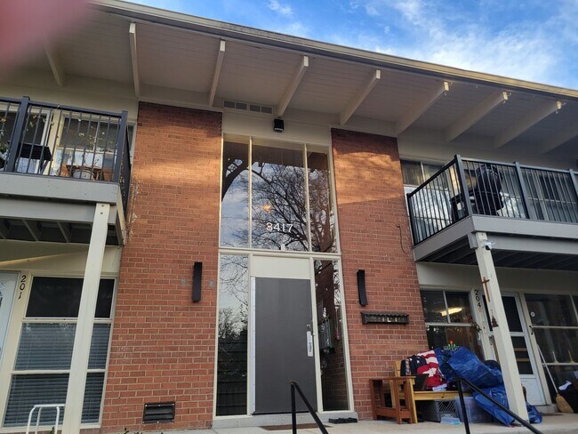 Building Photo - Lovely 2 BR/1 BA w/ Den Condo Available in...