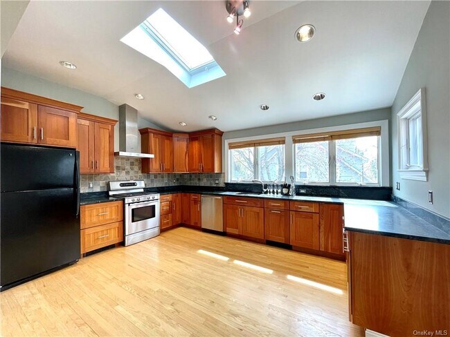 Building Photo - 8 Oak St