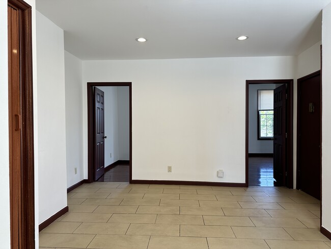 Building Photo - 125 Zabriskie St