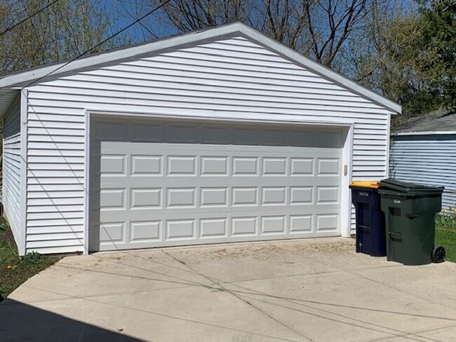 Foto del edificio - West Allis 3 bedroom 1 bath 2.5 car garage