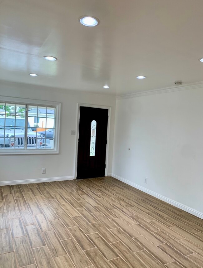 Building Photo - 426 E 181st St