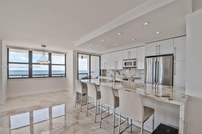 Building Photo - 2555 Collins Ave