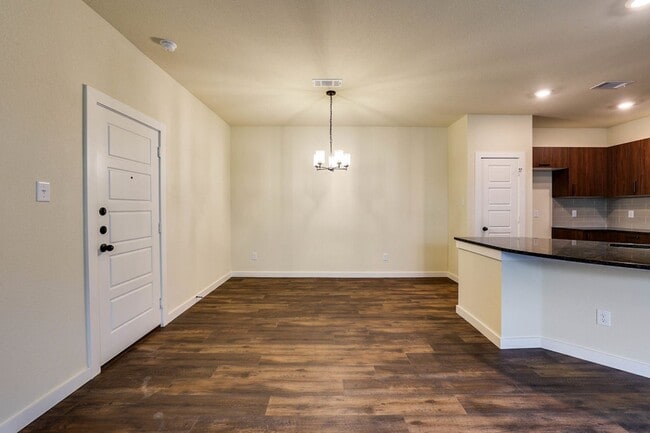 Building Photo - AVAILABLE NOW! GORGEOUS 4 BEDROOM DUPLEX L...