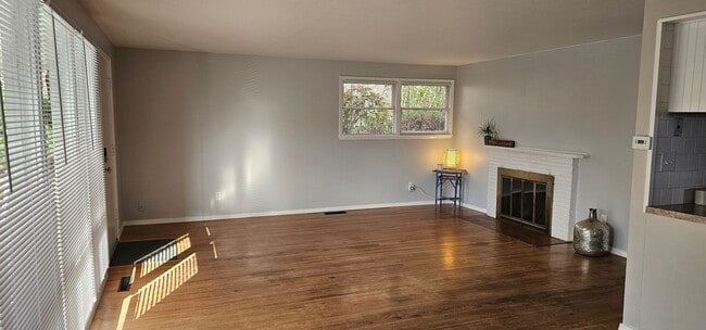 Building Photo - 3 bedroom Ramble House in Manette- Hardwood and Fireplace!