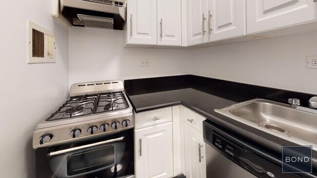 Foto del edificio - 305 W 13th St