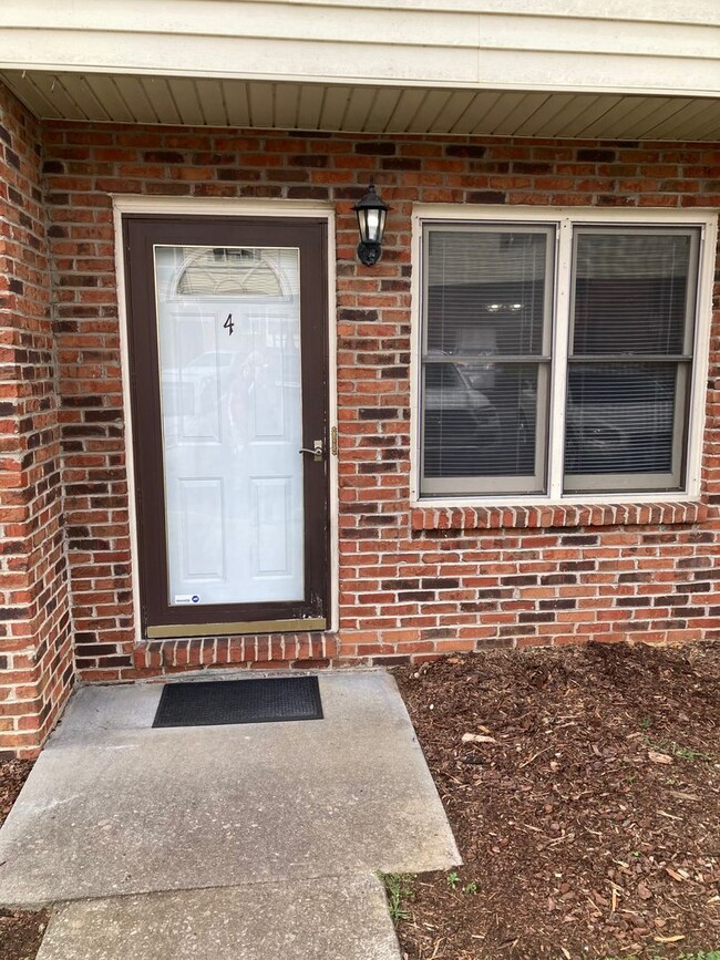 Building Photo - 2 Bedroom / 1.5 Bath Condo in Johnson City...