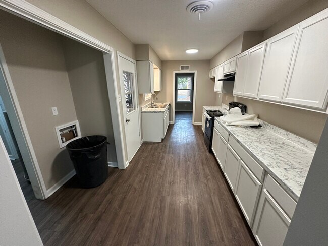 Foto del edificio - 1153 Claiborne Dr