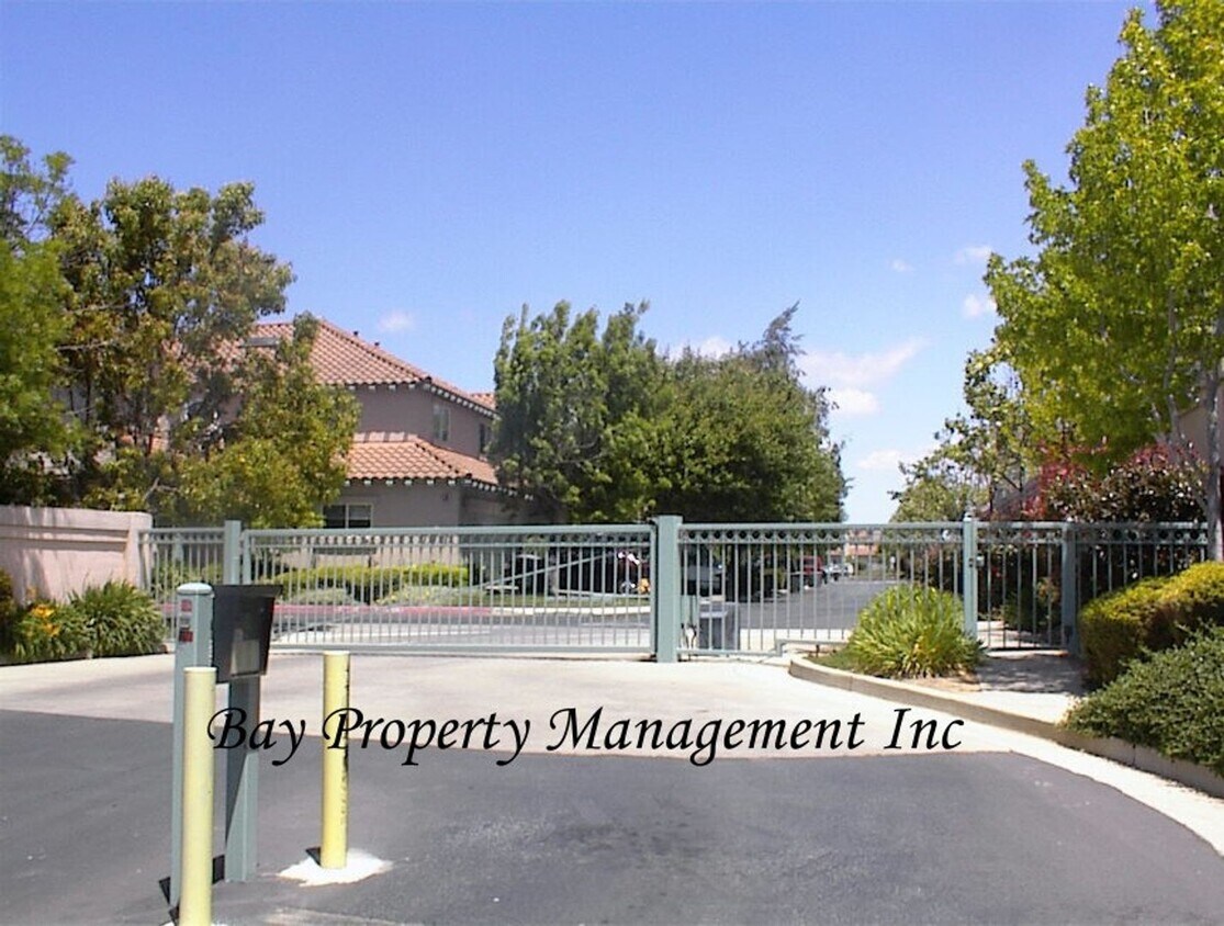 Primary Photo - Creekbridge Area - 3 bedroom 3 bath home l...