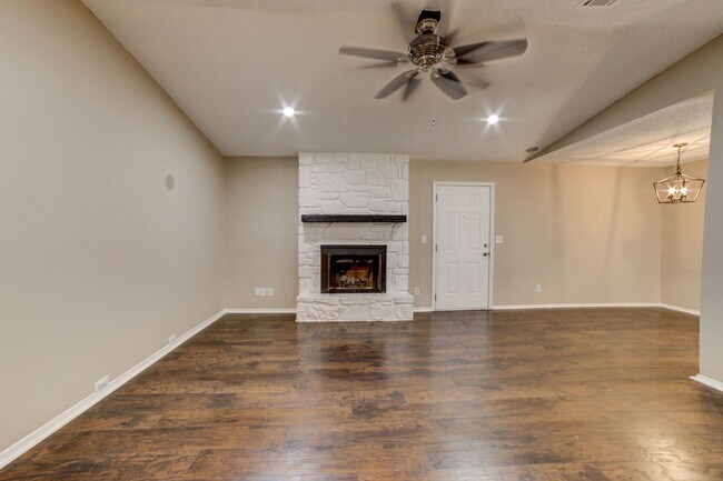 Building Photo - Newly Remodeled 3 Bed 1.5 Bath!