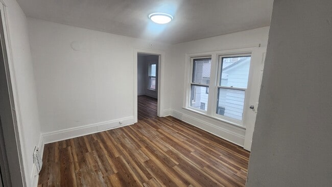 Building Photo - 85 King St