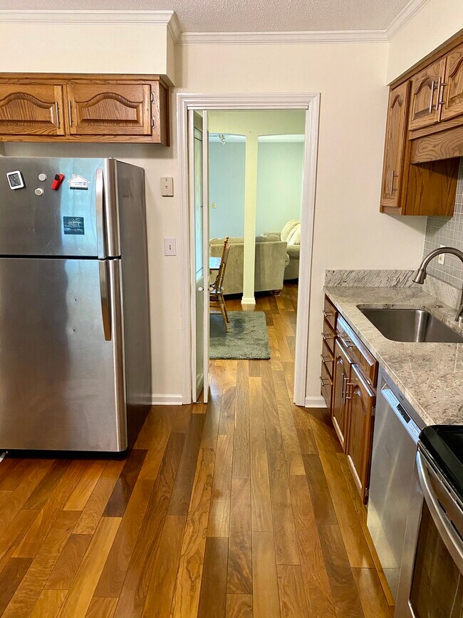 Una puerta corredera francesa comunica la cocina con el comedor y la sala de estar. - 816 Oak St