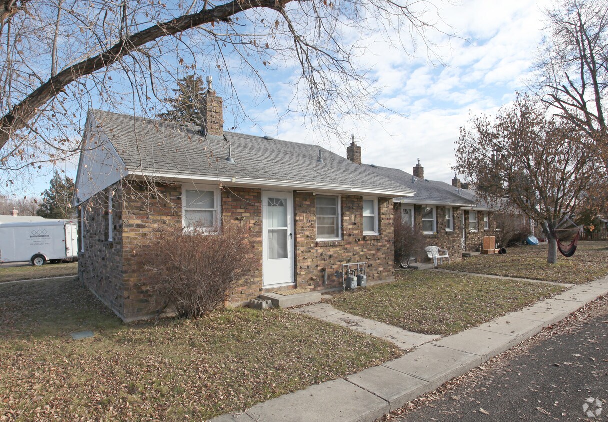 Building Photo - 815-831 S Wade Cir