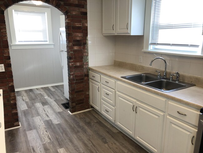 Building Photo - 172 N Roys Ave