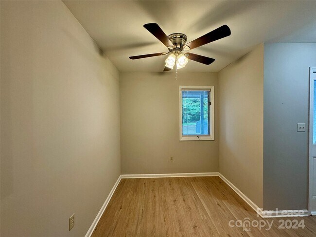 Building Photo - 100 Willow Run Dr