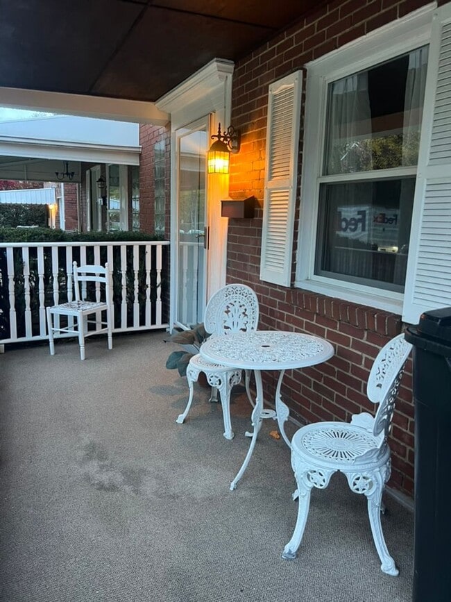 Photo - Updated 2 bedroom cutie in Brentwood! House
