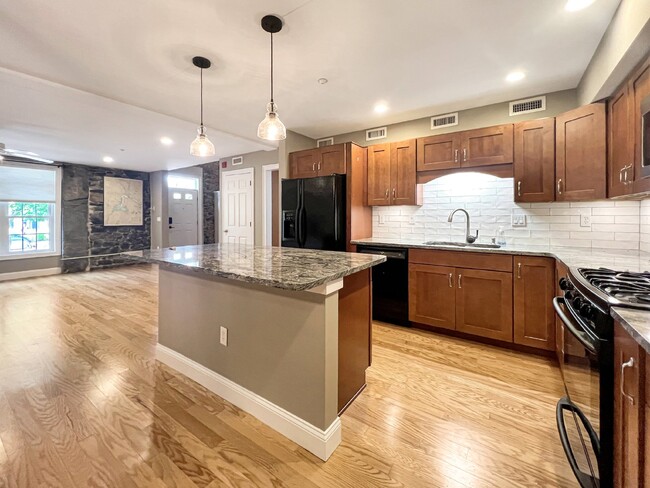 Building Photo - Historic River Condo