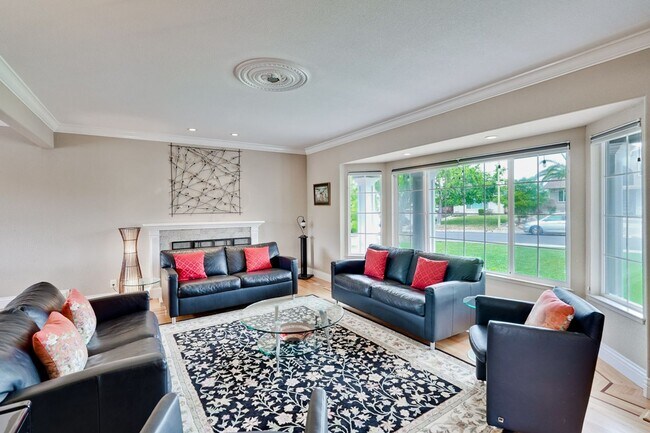 Foto del edificio - Remodeled 5 Bedroom Home with Pool, Hillside Views, Solar, and Sunrise and Sunset Views in San Jose