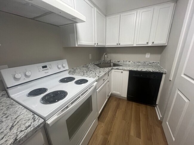 Building Photo - Two bedroom, 1 bath condo in Greensboro-Pr...