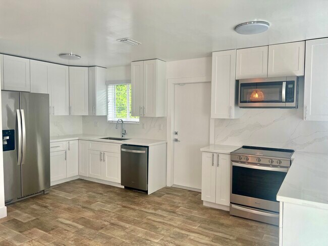 Building Photo - 7114 SW 63rd Ave
