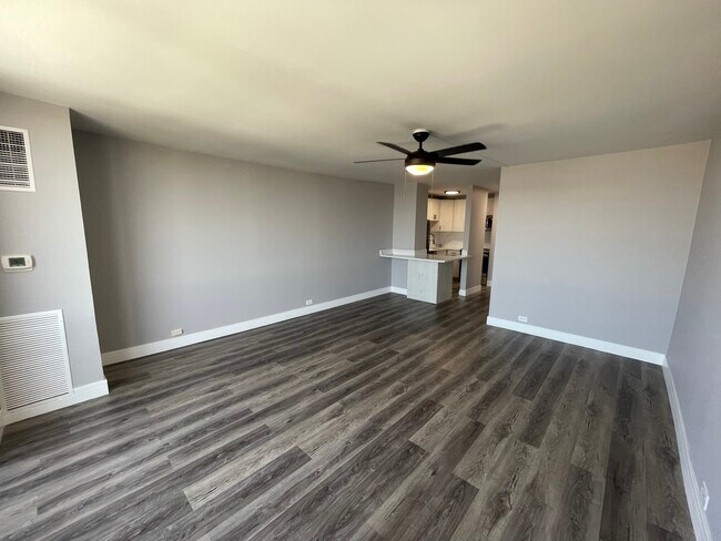 Building Photo - 2650 N Lakeview Ave