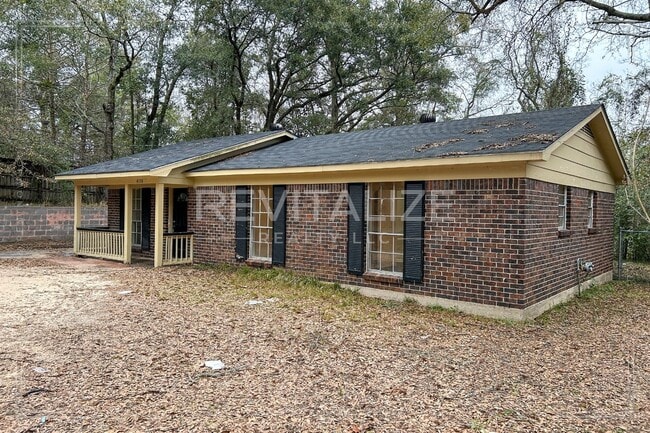 Building Photo - 3 BR Brick Home on End Lot
