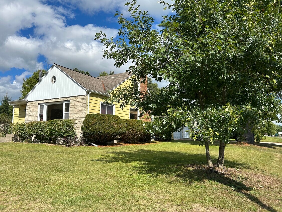 Building Photo - Main Street