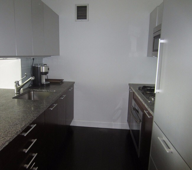 Foto del edificio - 100 Riverside Blvd