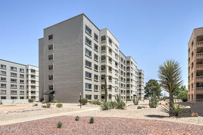 Foto del edificio - 7940 E Camelback Rd