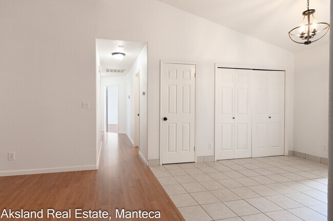 Foto del edificio - 15046 Cambridge Dr