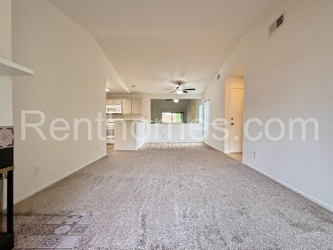 Foto del edificio - 2425 Cranston Dr