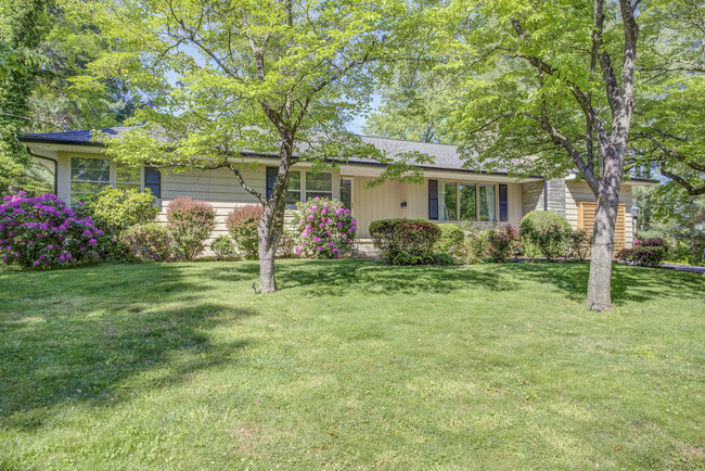 Building Photo - 811 Cloudland Dr