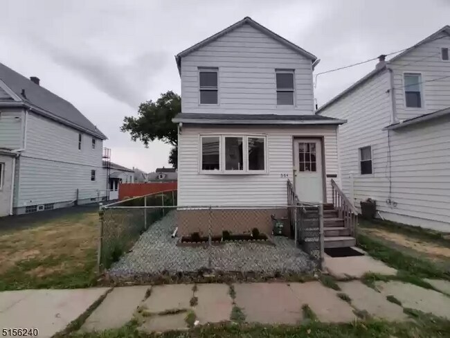 Foto del edificio - 664 Maple Ave