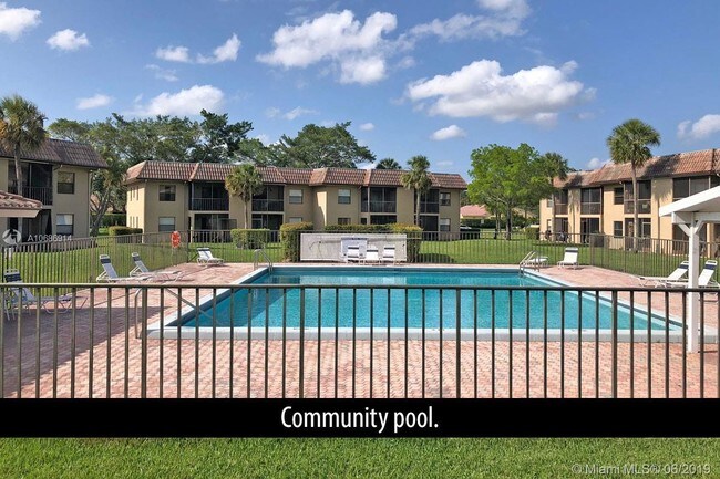 Foto del edificio - 6832 Palmetto Cir S