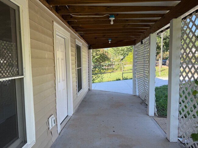 Building Photo - 908 Rives St