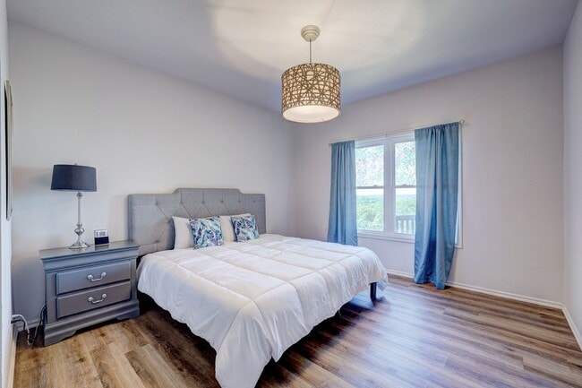 Building Photo - Fully Furnished Hillside Gem: Spacious 5-B...