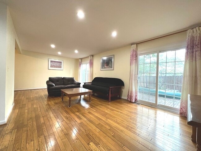 Building Photo - 125 Camden Ct